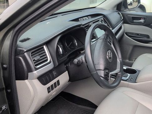 Used 2016 Toyota Highlander XLE AWD/4WD image 3