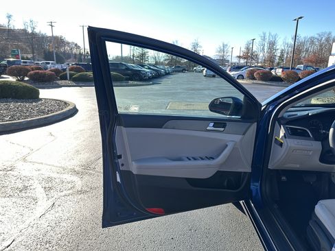 Used 2017 Hyundai Sonata SE image 6