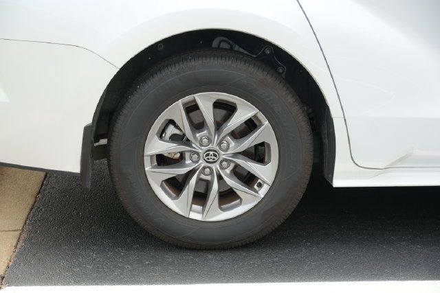 Used 2025 Toyota Sienna XLE FWD image 15