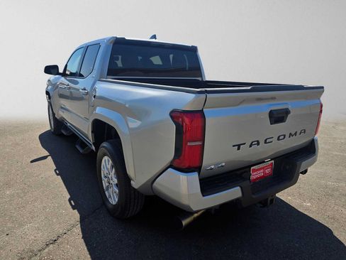 Used 2025 Toyota Tacoma SR5 AWD/4WD image 5