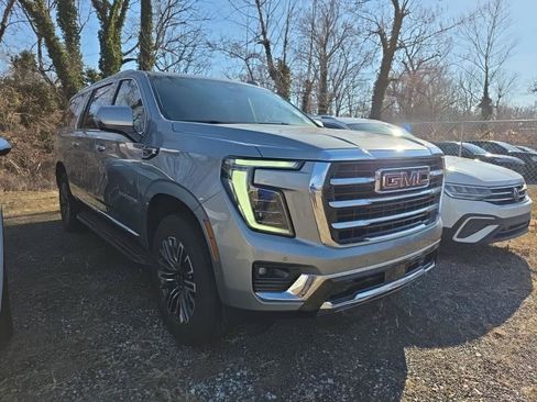 Used 2025 GMC Yukon XL Elevation image 2