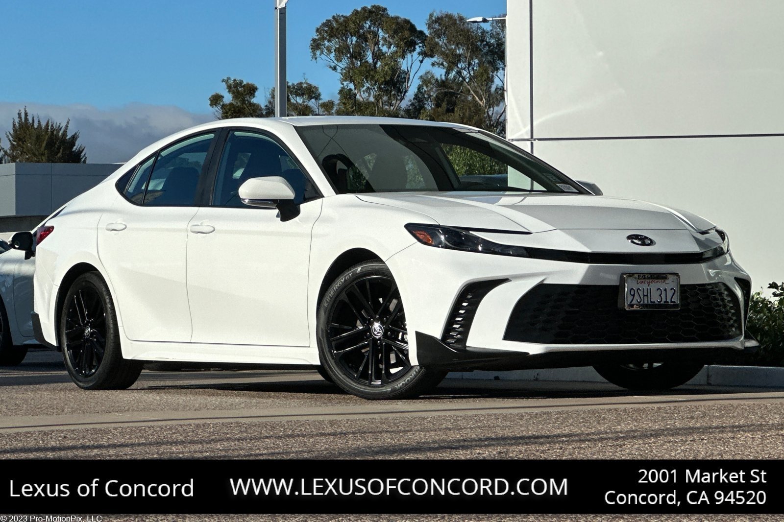 Used 2025 Toyota Camry SE FWD image 1