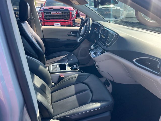 Used 2024 Chrysler Pacifica Touring-L FWD image 7