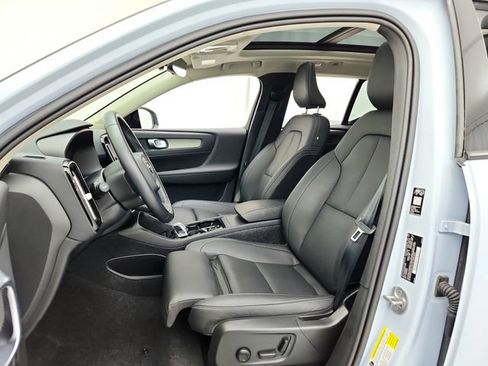 Certified 2026 Volvo XC40 B5 Plus AWD/4WD image 17