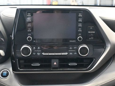 Used 2020 Toyota Highlander L FWD image 11