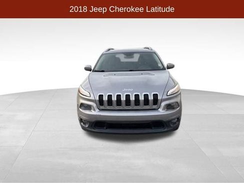 Used 2018 Jeep Cherokee Latitude w/ Cold Weather Group image 2