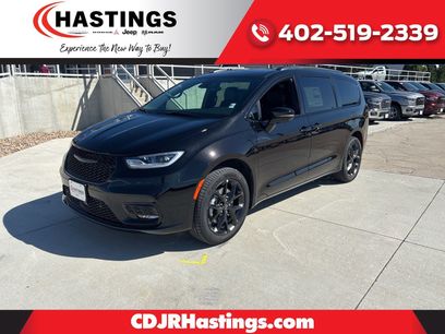 New 2026 Chrysler Pacifica Limited w/ Uconnect Theater Family Group