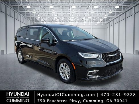 Used 2024 Chrysler Pacifica Touring-L image 1