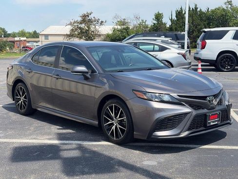 Used 2023 Toyota Camry SE FWD image 3