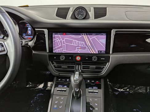 Used 2025 Porsche Macan AWD/4WD image 33