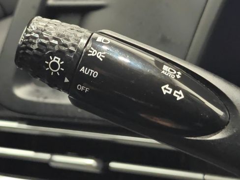 Used 2021 Hyundai Elantra SE FWD image 30