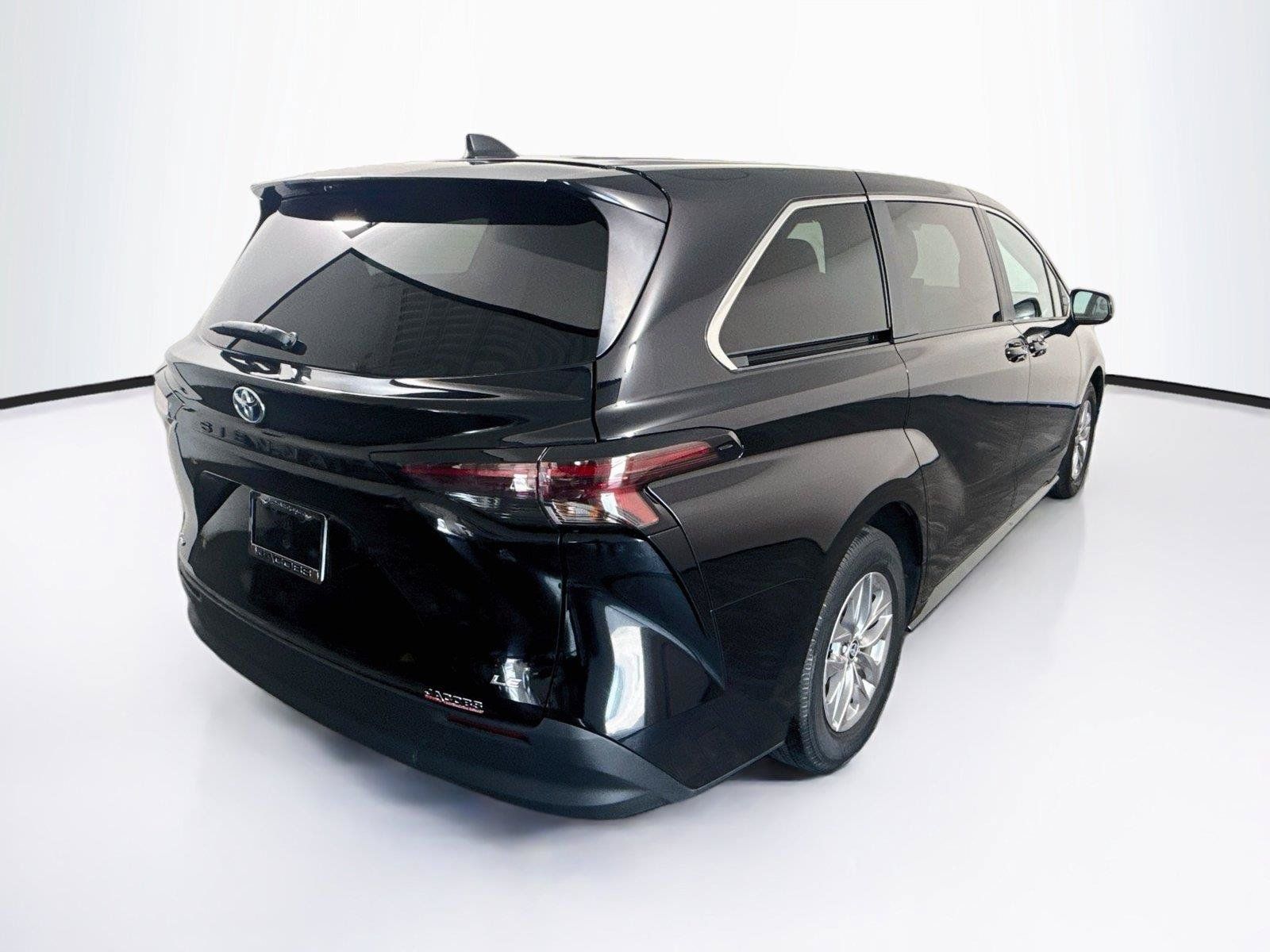 Used 2025 Toyota Sienna LE FWD image 6