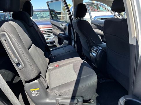 Used 2017 Nissan Pathfinder S image 12