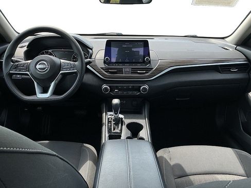 Used 2025 Nissan Altima 2.5 SV FWD image 13