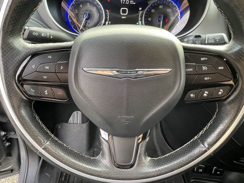 Used 2020 Chrysler Pacifica Limited w/ Advanced Safetytec Group FWD image 22