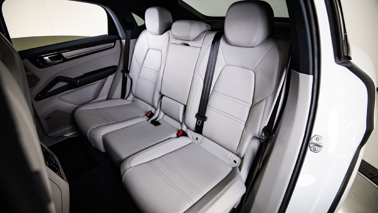 Certified 2022 Porsche Cayenne Coupe AWD/4WD image 24
