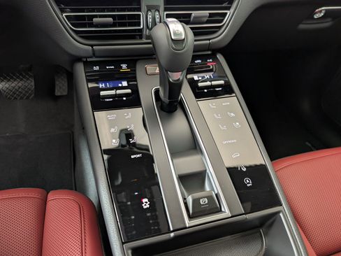 New 2026 Porsche Macan image 24