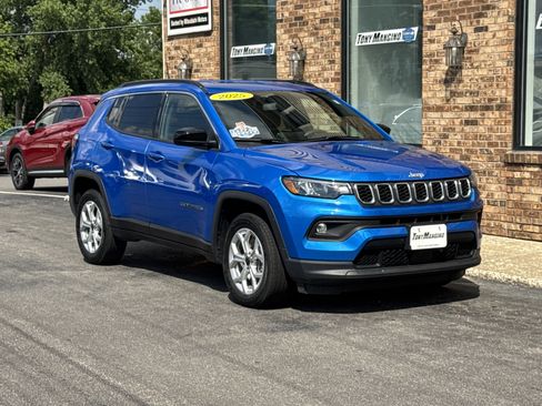 Used 2025 Jeep Compass Latitude AWD/4WD image 7