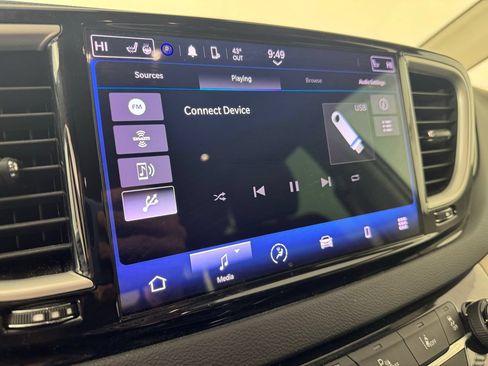 Used 2023 Chrysler Pacifica Touring-L FWD image 9