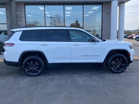 Used 2025 Jeep Grand Cherokee L Limited w/ Black Appearance Package image 21