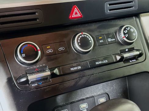 Used 2024 Kia Carnival LX image 17