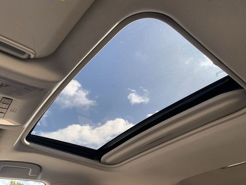 Used 2021 Toyota RAV4 XLE Premium image 17