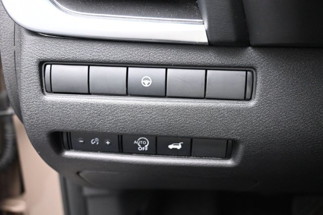 Used 2025 Nissan Rogue SV AWD/4WD image 16