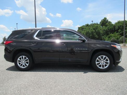 Used 2018 Chevrolet Traverse LT FWD image 2