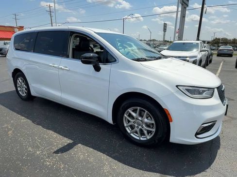 Used 2024 Chrysler Pacifica Touring-L FWD image 2