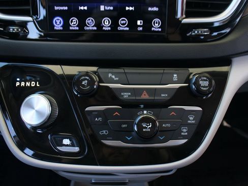 Used 2017 Chrysler Pacifica Premium image 19