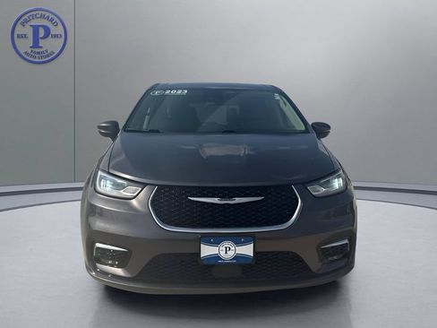 Used 2023 Chrysler Pacifica Touring-L FWD image 2