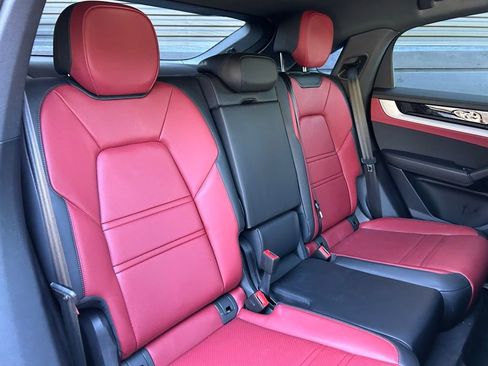 Certified 2025 Porsche Cayenne Coupe image 23