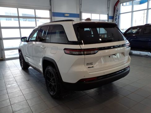 Used 2024 Jeep Grand Cherokee Altitude image 7