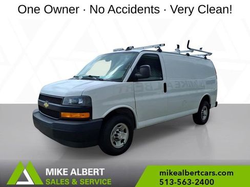 Used 2021 Chevrolet Express 3500 w/ Driver Convenience Package RWD image 3