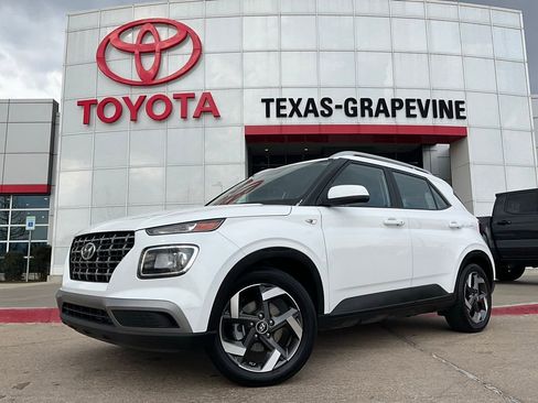 Used 2025 Hyundai Venue SEL image 2