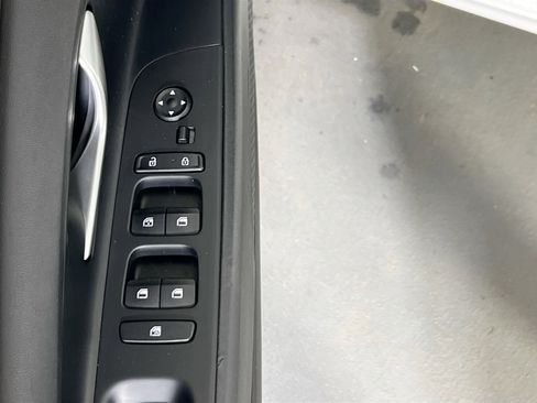 Used 2021 Hyundai Elantra Limited image 18