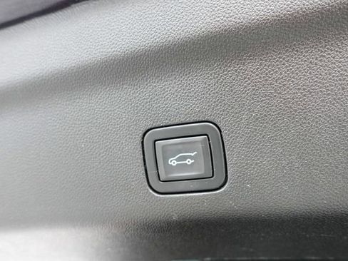 Used 2024 GMC Yukon XL Denali image 33