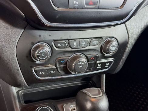 Used 2019 Jeep Cherokee Latitude Plus w/ Cold Weather Group AWD/4WD image 23