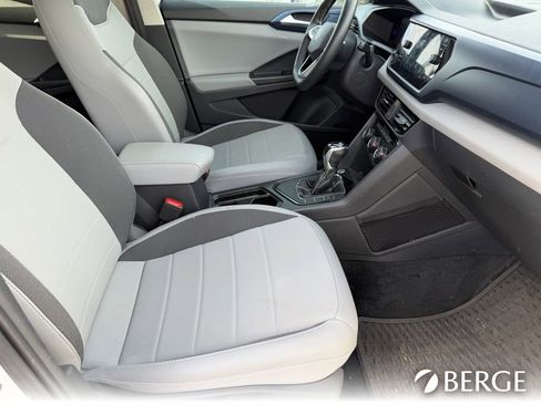 Used 2023 Volkswagen Taos SE w/ Panoramic Sunroof Package image 14