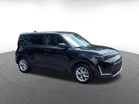 Used 2025 Kia Soul LX w/ LX Technology Package FWD image 2