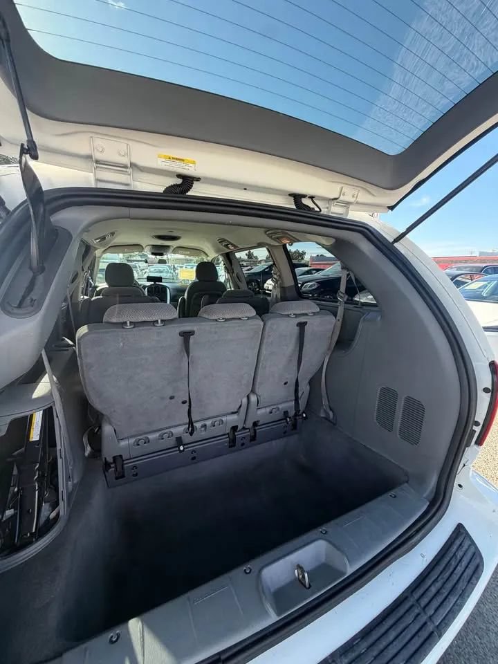 Used 2007 Chrysler Town & Country Touring FWD image 9