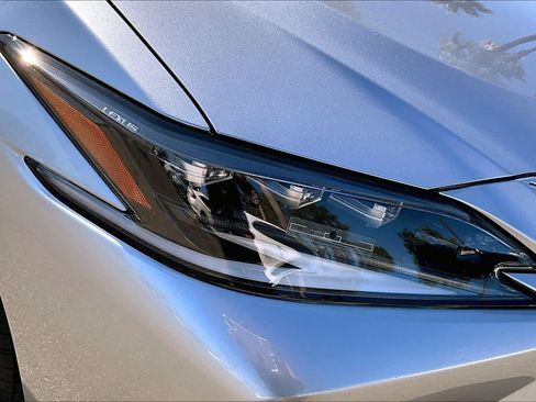 Certified 2022 Lexus ES 300h w/ Accessory Package FWD image 26