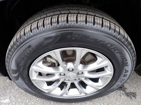 Used 2021 Jeep Cherokee Latitude Plus w/ Mopar Interior Package image 11