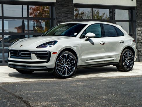 Used 2025 Porsche Macan AWD/4WD image 3