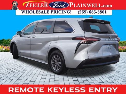 Used 2021 Toyota Sienna LE image 3