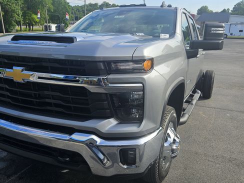 New 2026 Chevrolet Silverado 3500 LT w/ Convenience Package AWD/4WD image 2