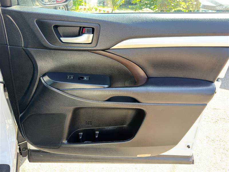 Used 2019 Toyota Highlander XLE AWD/4WD image 28