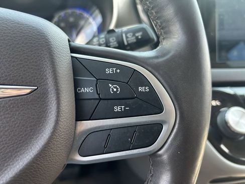 Used 2017 Chrysler Pacifica Touring-L Plus FWD image 19