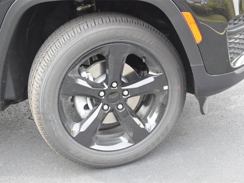 New 2025 Jeep Grand Cherokee Altitude image 3