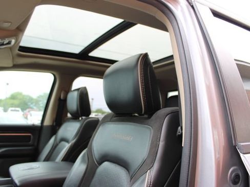 Used 2019 RAM 1500 Laramie AWD/4WD image 32